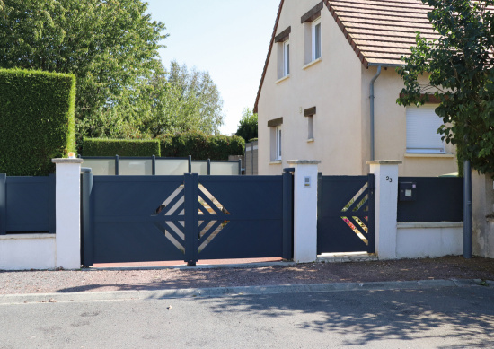 Des lisses en diagonale pour obtenir des formes g&eacute;om&eacute;triques qui habilleront votre portail et donneront un aspect &eacute;l&eacute;gant.