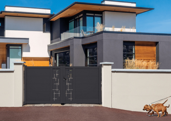 L’ajouré graphiquement grâce à des motifs tendances qui donnent du caractère ainsi qu’une dimension artistique à votre portail.