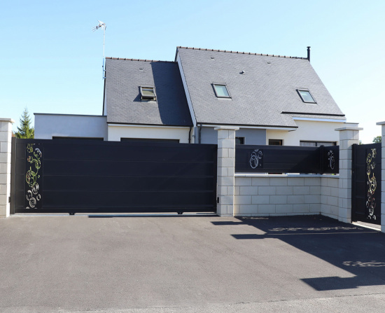 Portail coulissant et portillon avec t&ocirc;le d&eacute;co