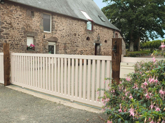 Portail coulissant ajour&eacute;