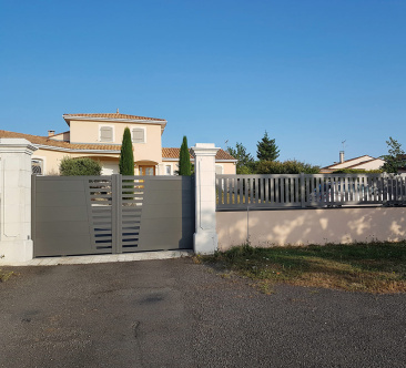 Portail coulissant semi-ajour&eacute; et cl&ocirc;ture aluminium