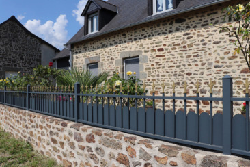 Clôture aluminium avec pointes laiton doré