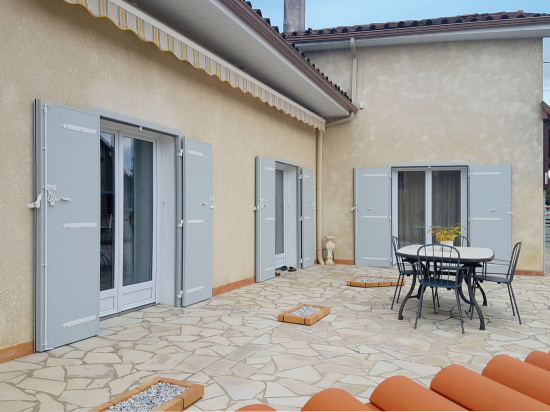 Volet battant &agrave; panneau porte fen&ecirc;tre