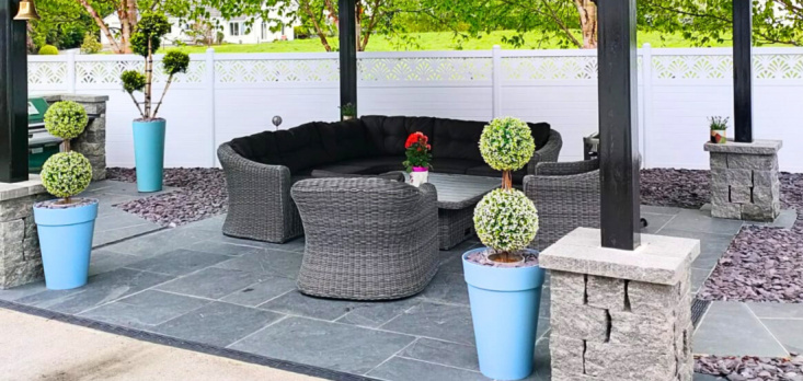 Cl&ocirc;tures en PVC blanc avec finition d&eacute;coupe laser