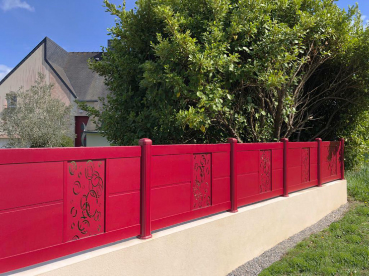 Cl&ocirc;ture aluminium rouge avec d&eacute;co