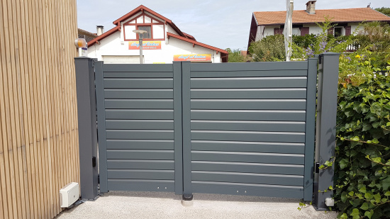 Portail battant in&eacute;gaux gris anthracite pour petite entr&eacute;e