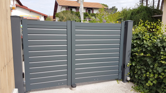 Portail battant en aluminium Castellane