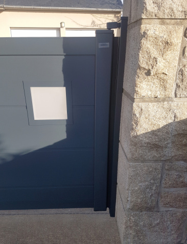 d&eacute;co hublot carr&eacute; sur un portail battant Organza