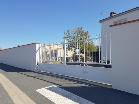 Portail intemporelle blanc Montsoreau Maine Cl&ocirc;tures