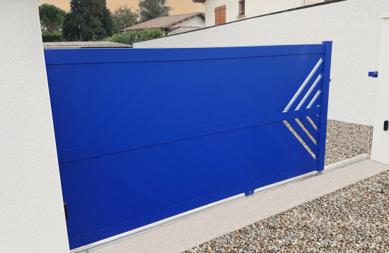 Portail coulissant en bleu ciel