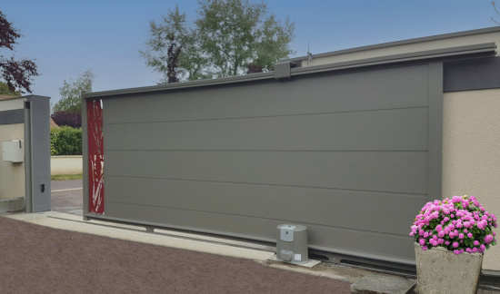 Portail en aluminium coulissant avec t&ocirc;le design motifs bambou