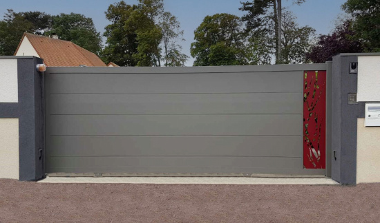 Portail coulissant en aluminium gris et rouge