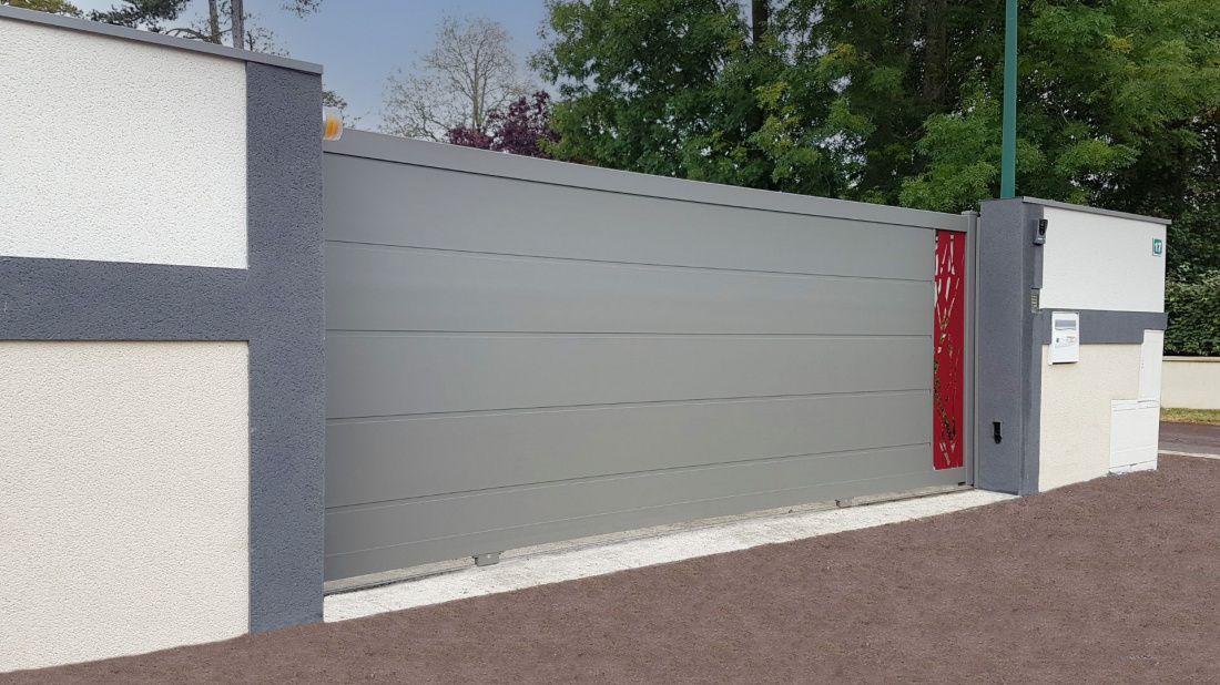 Portail Fusain coulissant gris t&ocirc;le d&eacute;corative rouge bambou