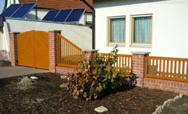 Portails et cl&ocirc;tures en ch&ecirc;ne dor&eacute;