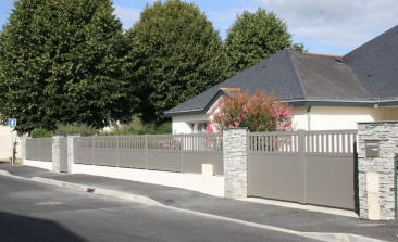 Portails et cl&ocirc;tures en gris