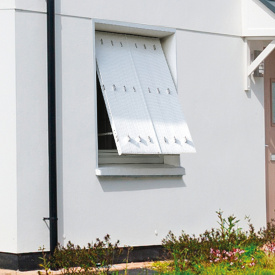 Persiennes &agrave; projection : ventilation et ombrage