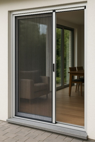 Moustiquaire pliss&eacute;e sur baie vitr&eacute;e.