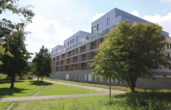 Volets coulissants brise-vue remplissage bois Red Cedar Clear vertical, IVRY-SUR-SEINE (94). Maître d’ouvrage : SODEARIF / Maître d’œuvre : SARL CENCI ET JACQUOT