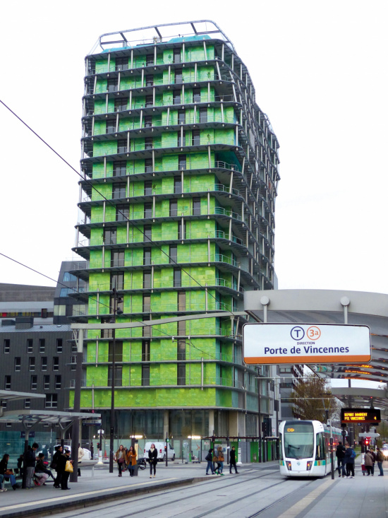 Habillage de la Tour de la Biodiversit&eacute; avec des persiennes coulissantes aluminium vert olive, PARIS 13. Ma&icirc;tre d&rsquo;ouvrage : PARIS HABITAT / Ma&icirc;tre d&rsquo;&oelig;uvre : O.A.L EDOUARD FRANCOIS, Paris 15