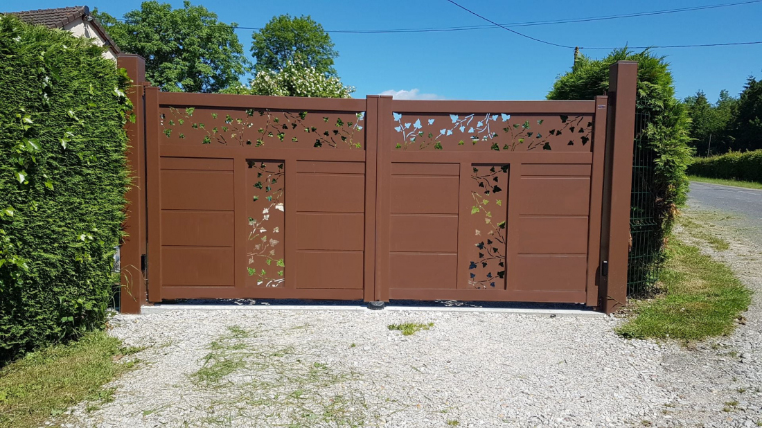 Un extérieur incroyable grâce à votre portail et sa clôture